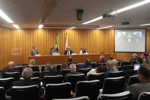 Ministro Caputo Bastos traça panorama da retomada presencial