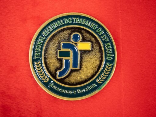 TRT do Amazonas e Roraima entrega a integrantes do Coleprecor a Moeda de Reconhecimento