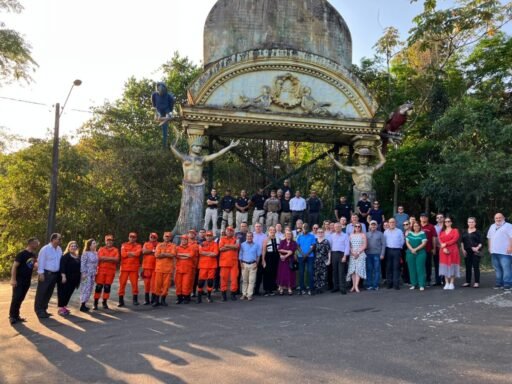 Integrantes do Coleprecor semeiam árvores em reserva urbana da floresta amazônica